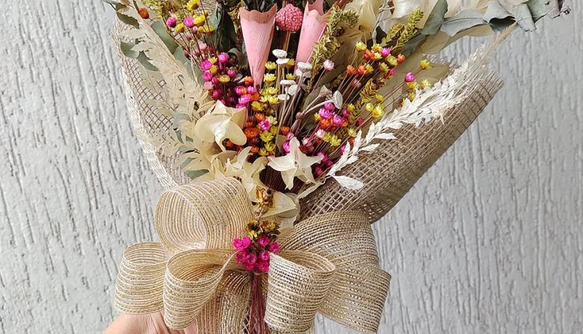 Buque para presente com flores desidratadas