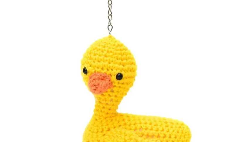 Chaveiro patinho de cabeça ladeada em amigurumi