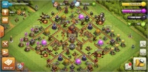 cv10 de clash of clans quase full, com 2 skins de herois