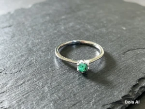 Anel solitário de esmeralda natural. - Artesanato e Personalizados