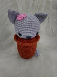 Vaso em crochê com gatinho - Artesanato e Personalizados