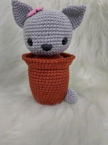 Vaso em crochê com gatinho - Artesanato e Personalizados