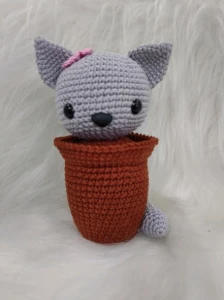 Vaso em crochê com gatinho - Artesanato e Personalizados