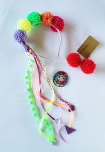 Kit Festa Tiara Coroa de Pompoms e Brincos Pompom