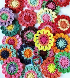 Kit de 50 Flores de Crochê e 20 Folhas