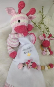 Kit Baby em Crochê com Naninha - Tema Girafa - Artesanato e Personalizados