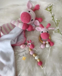Kit Baby em Crochê com Naninha - Tema Girafa - Artesanato e Personalizados