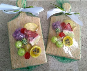 Mini tábua pinus com sabonetes frutas