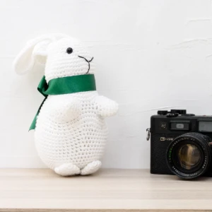 Coelho com Laço em Amigurumi - Artesanato e Personalizados