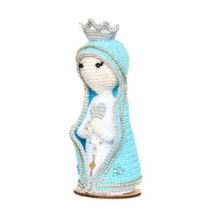 Nossa Senhora em Amigurumi com Manto Azul Céu - Artesanato e Personalizados