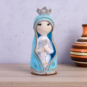 Nossa Senhora em Amigurumi com Manto Azul Céu - Artesanato e Personalizados