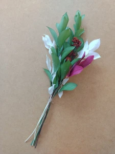 Ramo com flores desidratadas em tons de verde