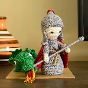São Jorge e o dragão em amigurumi - Artesanato e Personalizados
