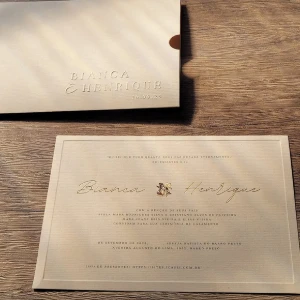 Convite de Casamento Clássico com Relevo