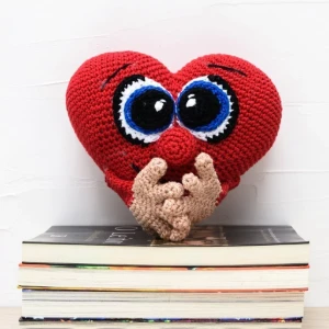 Coração apaixonado em amigurumi - Artesanato e Personalizados