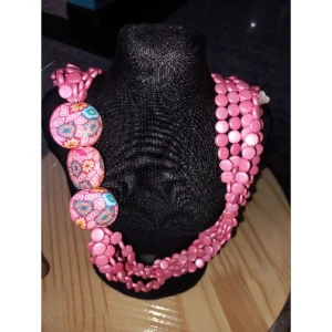 Colar Doçura Rosa com Contas e Corações Decorados - Artesanato e Personalizados