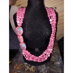 Colar Doçura Rosa com Contas e Corações Decorados - Artesanato e Personalizados