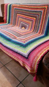 Manta em Crochê Multicolorida - Artesanato e Personalizados