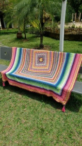 Manta em Crochê Multicolorida - Artesanato e Personalizados