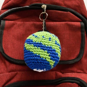 Chaveiro Planeta Terra em amigurumi - Artesanato e Personalizados