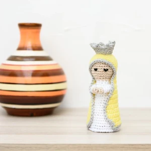 Nossa Senhora com Manto Amarelo em Amigurumi - Artesanato e Personalizados