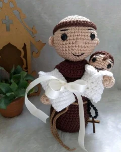 Santo Antônio Amigurumi - Artesanato e Personalizados