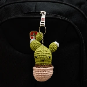 Chaveiro Cactus com Flor em Amigurumi - Artesanato e Personalizados