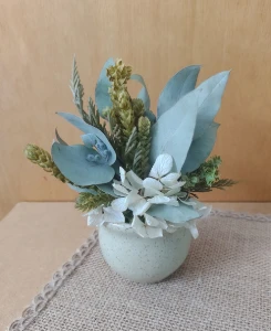 Arranjo com flores desidratadas no vasinho de cerâmica
