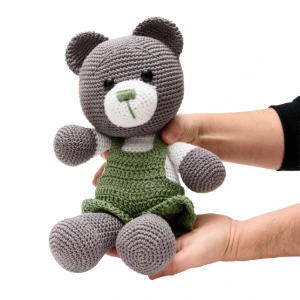Urso de Jardineira Verde em Amigurumi - Artesanato e Personalizados