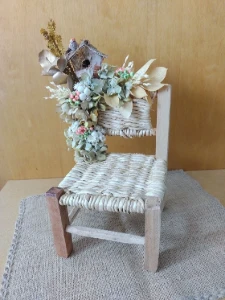 Cadeirinha de boneca - decorada com flores desidratadas - Artesanato e Personalizados