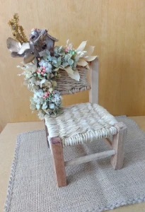 Cadeirinha de boneca - decorada com flores desidratadas