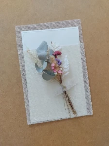 Cartão com buque flores desidratadas