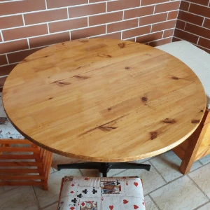 Mesa de jantar redonda em pinus e ferro 90 cm - Artesanato e Personalizados