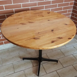 Mesa de jantar redonda em pinus e ferro 90 cm - Artesanato e Personalizados
