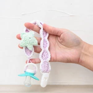 Prendedor de chupeta lilás com estrela do mar em crochê - Artesanato e Personalizados