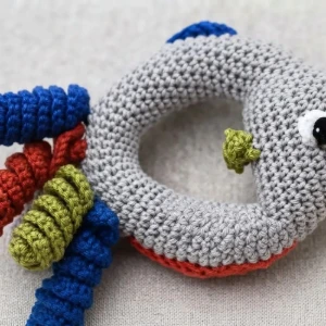 Chocalho Peixe Colorido Amigurumi - Artesanato e Personalizados