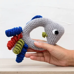 Chocalho Peixe Colorido Amigurumi - Artesanato e Personalizados