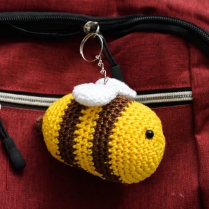Chaveiro abelhinha em amigurumi - Artesanato e Personalizados