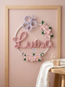 Guirlanda Flores e Borboleta em Tricotin - Artesanato e Personalizados
