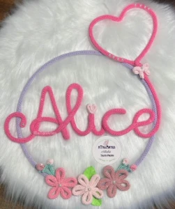Guirlanda Laço, Coração e Flores de Tricotin - Artesanato e Personalizados