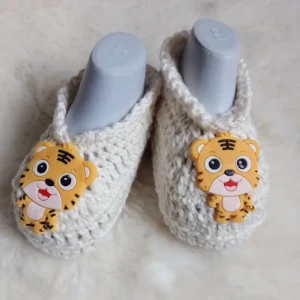 Sapatinho de Crochê com Aplique para Bebê