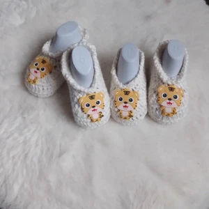 Sapatinho de Crochê com Aplique para Bebê - Artesanato e Personalizados