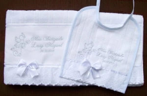 Kit para Batizado com Toalha e Babador Bordados