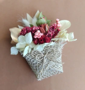 Vasinho com Flores Secas e Ímã - Marsala - Artesanato e Personalizados