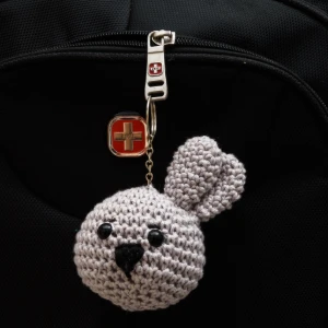 Chaveiro Cabeça de Coelho Cinza em Amigurumi - Artesanato e Personalizados