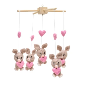 Móbile Coelhinhos com Coração em Amigurumi - Artesanato e Personalizados