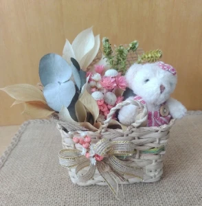 Mini sacolinha com buque e ursinha de pelucia - Artesanato e Personalizados