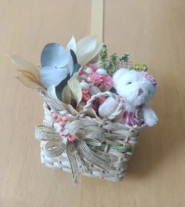 Mini sacolinha com buque e ursinha de pelucia - Artesanato e Personalizados
