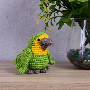 Papagaio Verde e Amarelo em Amigurumi - Artesanato e Personalizados