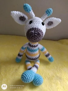 Amigurumi Girafinha Listrada - Artesanato e Personalizados